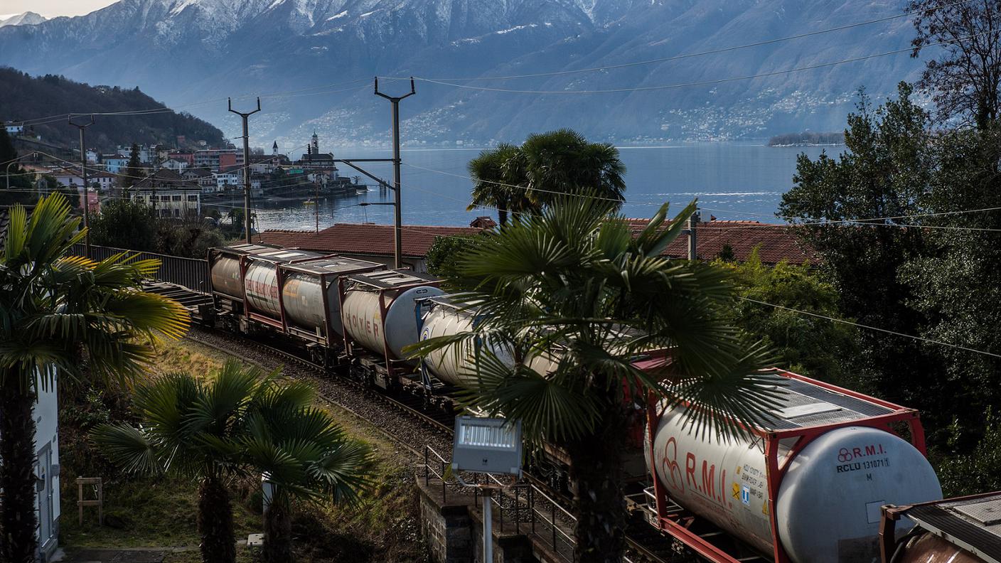 Un treno merci mentre transita con il suo carico sulla linea del Gambarogno