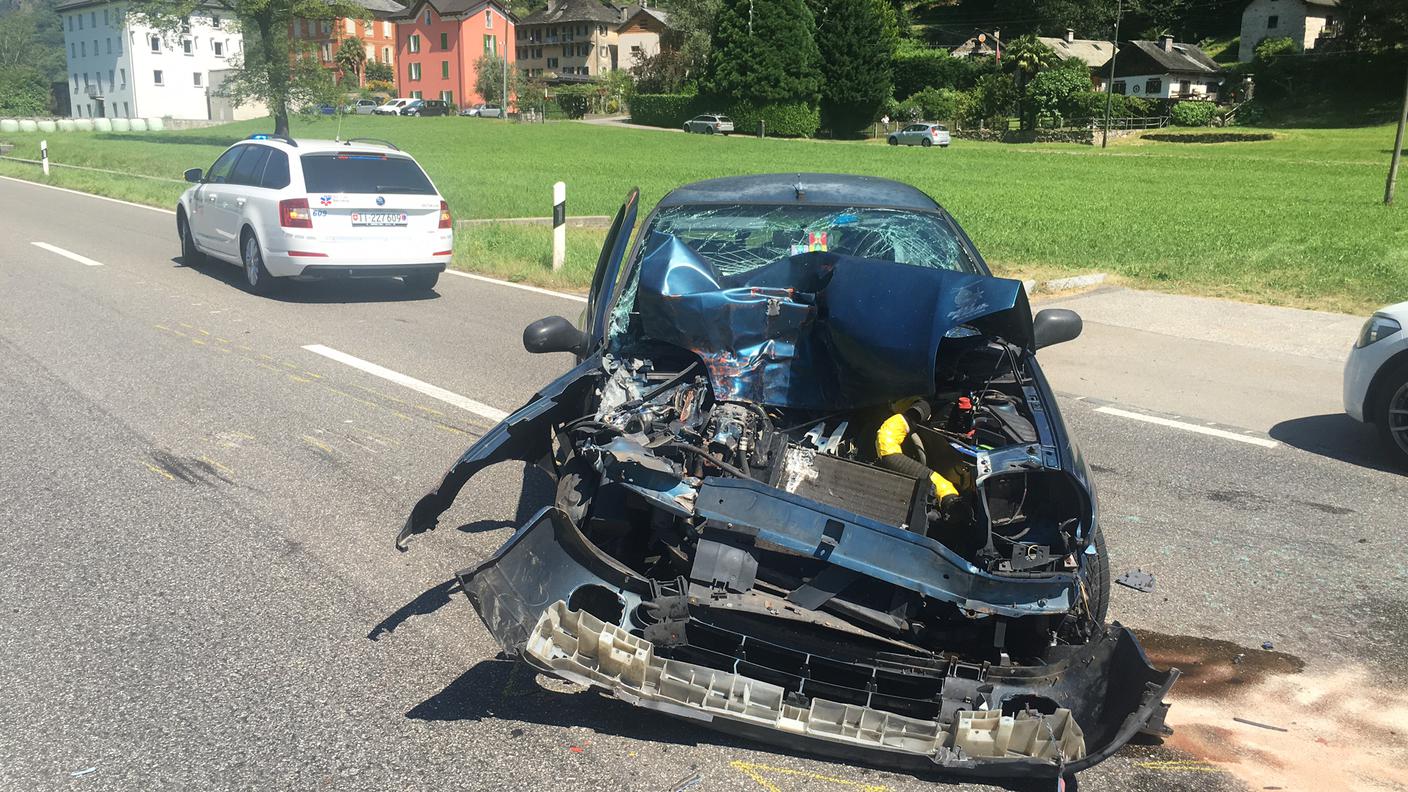 I resti dell'auto coinvolta nello scontro