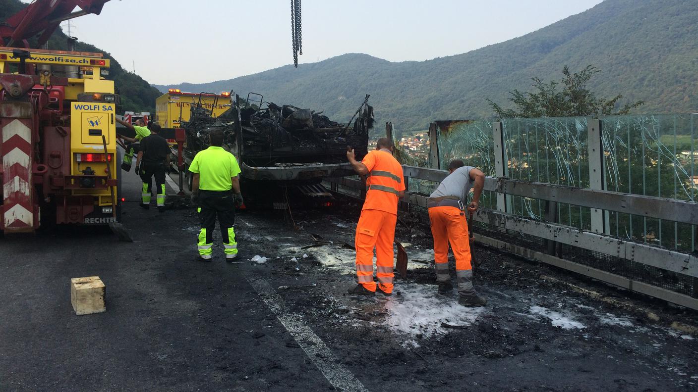 Quel che resta del camper in fiamme sull'A2