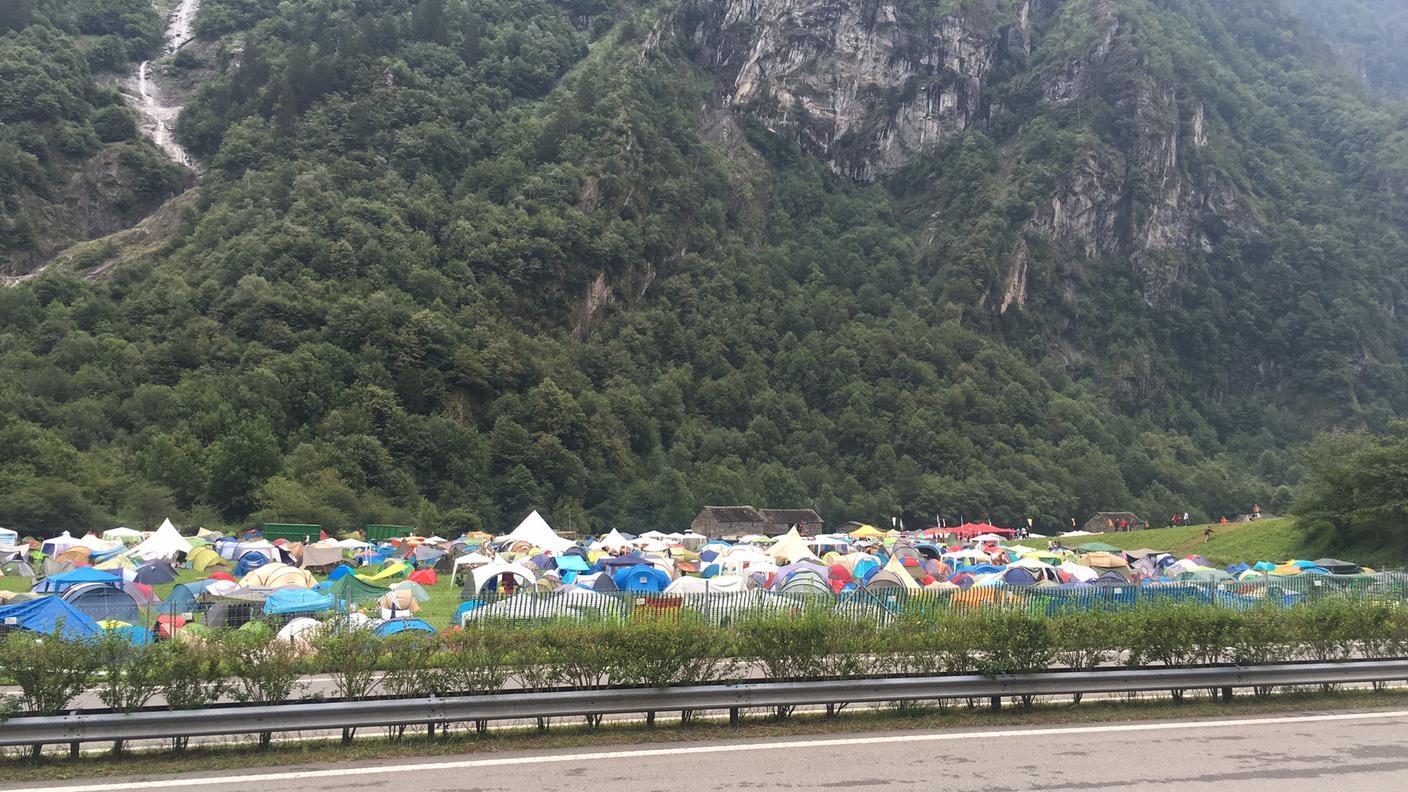 Il luogo dell'incidente mortale con a lato il campo della festa