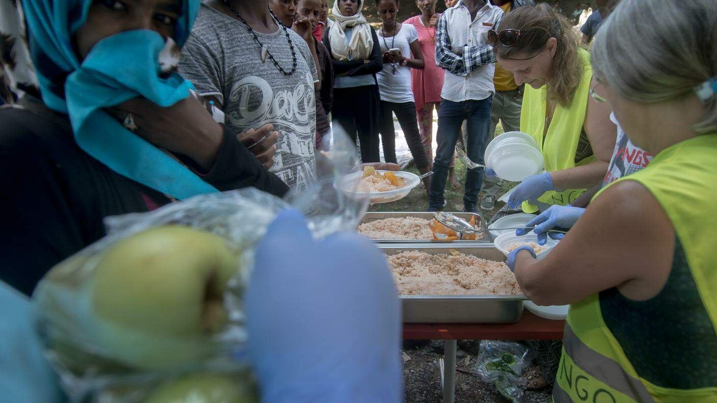 Cucinato a Chiasso, distribuito ai migranti a Como