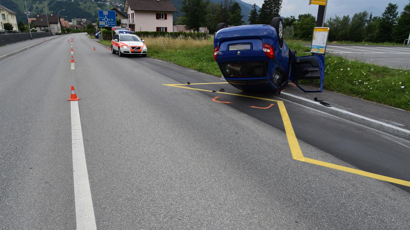 La vettura rovesciata e demolita contro la fermata dell'autobus a Landquart