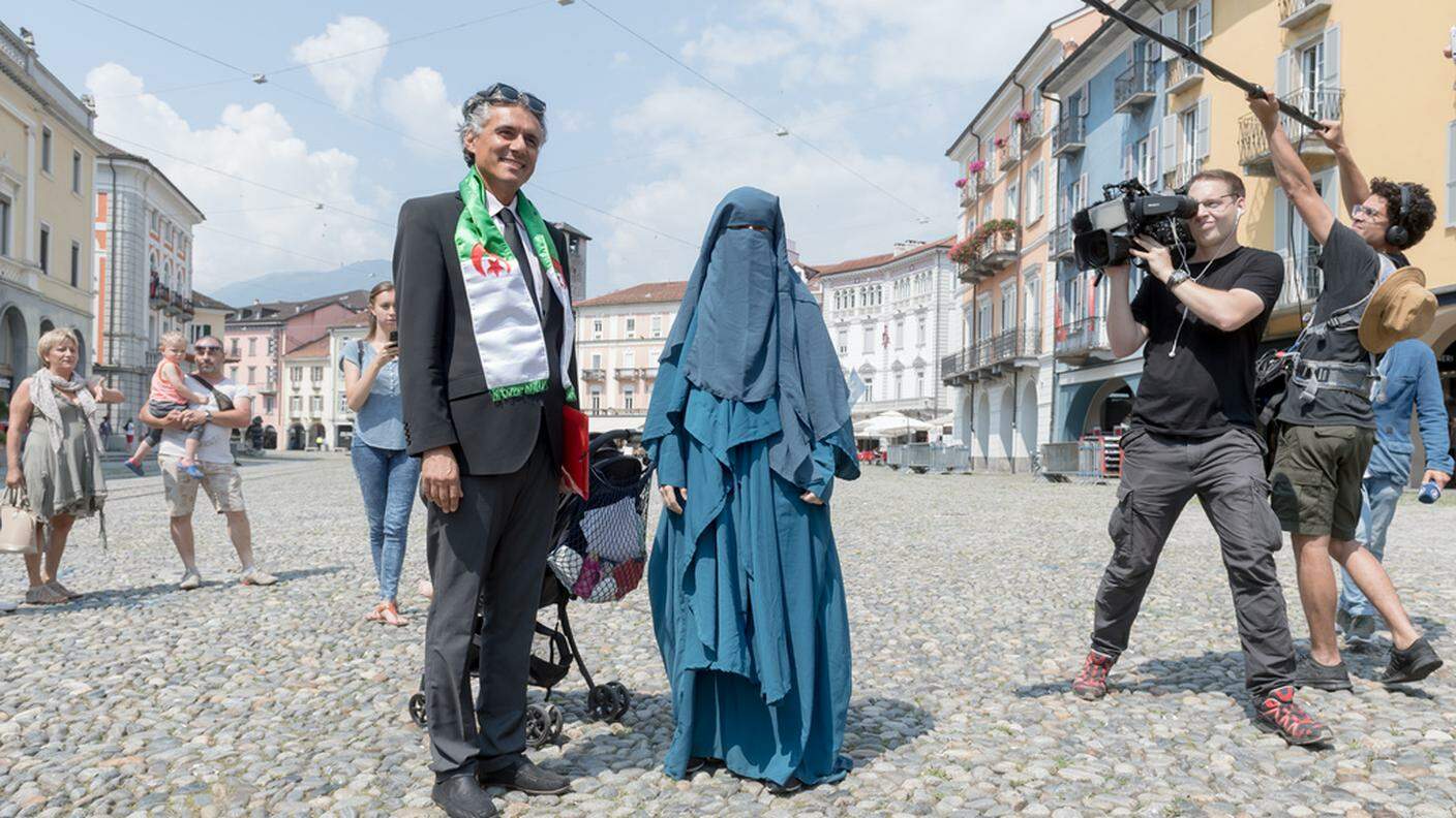 niqab.JPGIl primo luglio a Locarno Rachid Nekkaz dimostra contro la nuova norma con una donna con il volto coperto