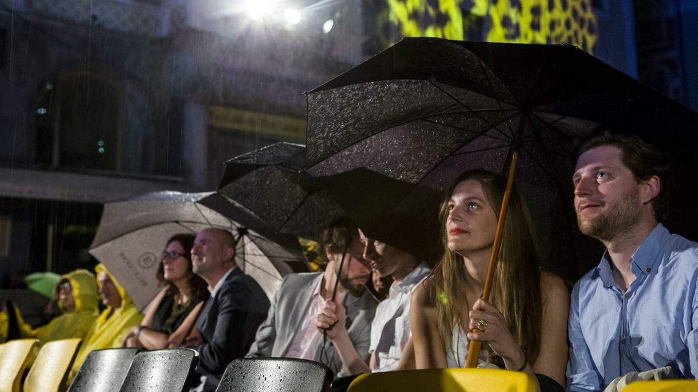 In Piazza Grande ombrelli aperti in attesa dell'avvio della serata