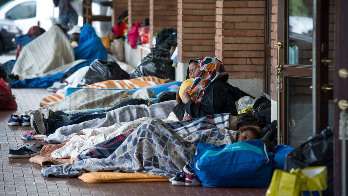 I migranti accampati alla stazione di Como