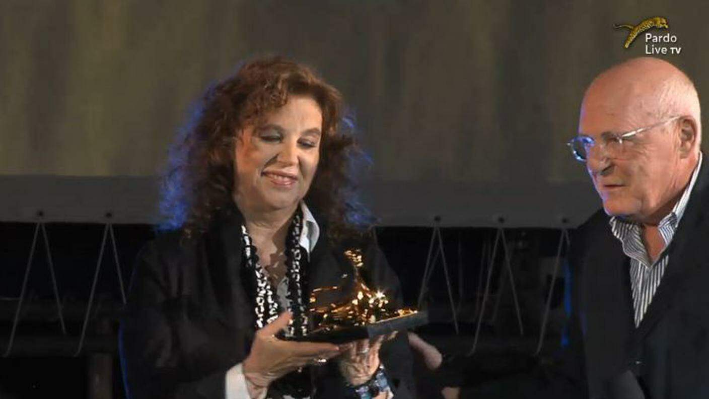 Stefania Sandrelli premiata dal presidente del Leopard Club Rolando Benedick