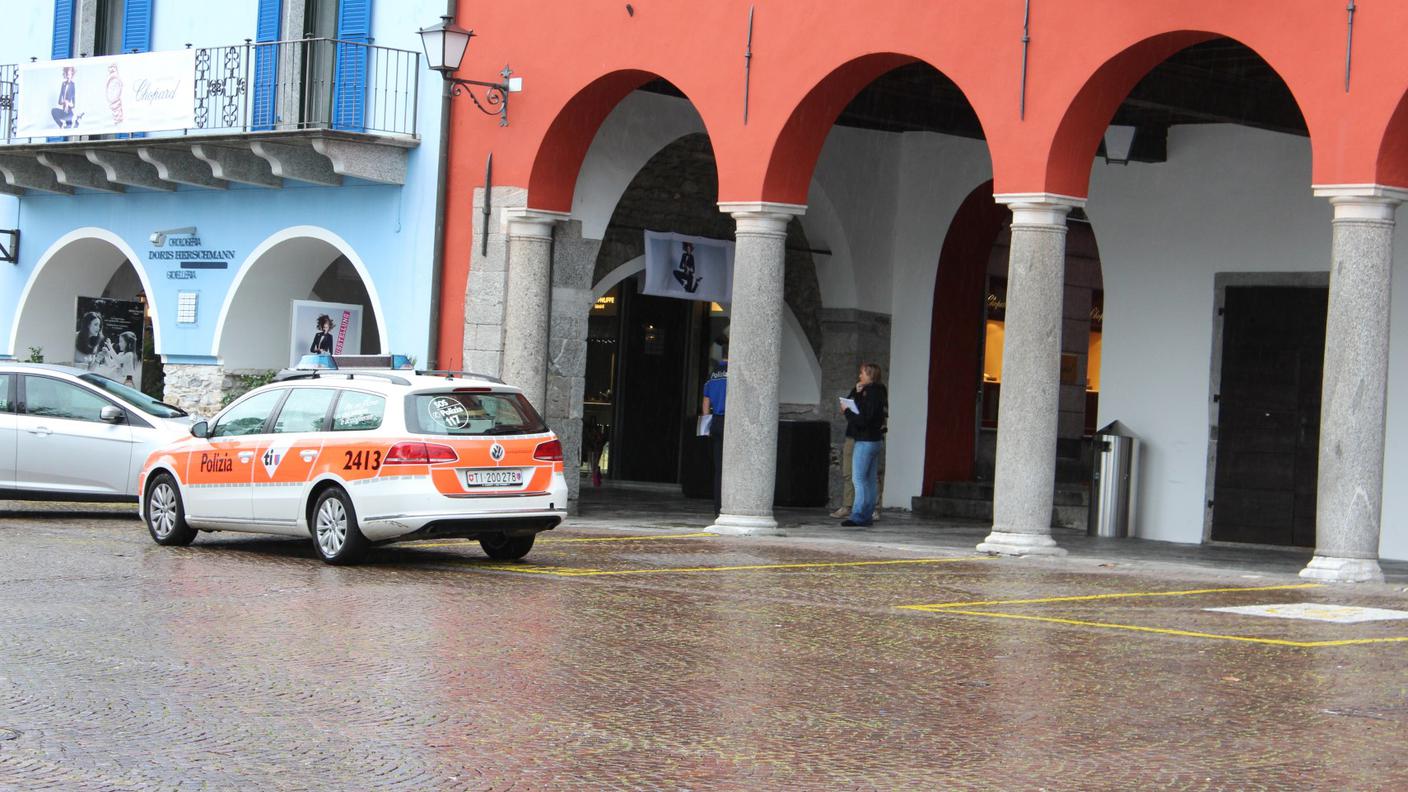 La polizia davanti al negozio