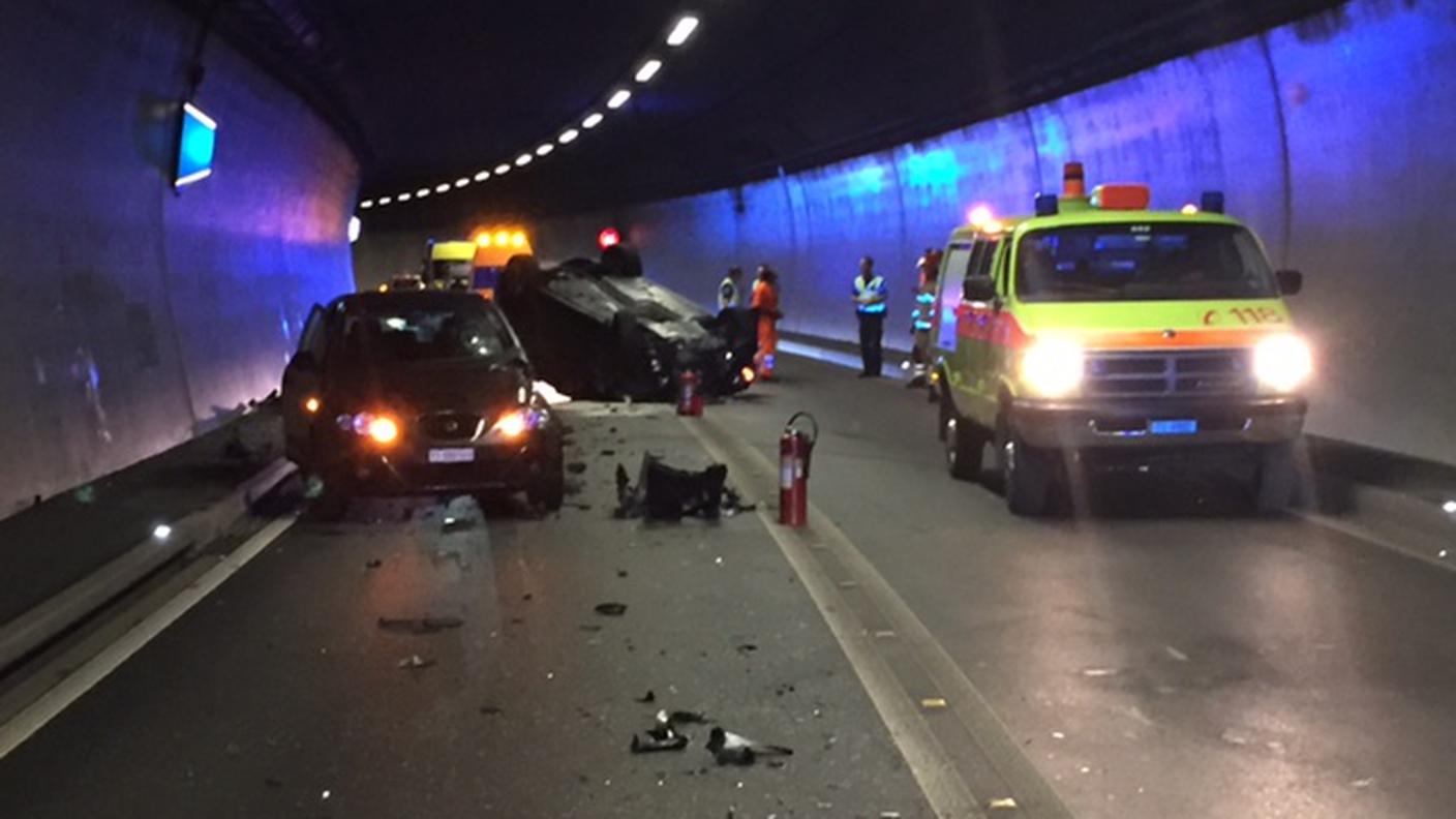 Tre automobili sono entrate in collisione