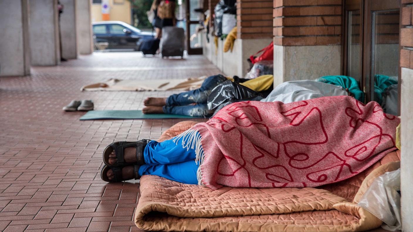 Migranti dormono sui pavimenti della stazione FS di Como