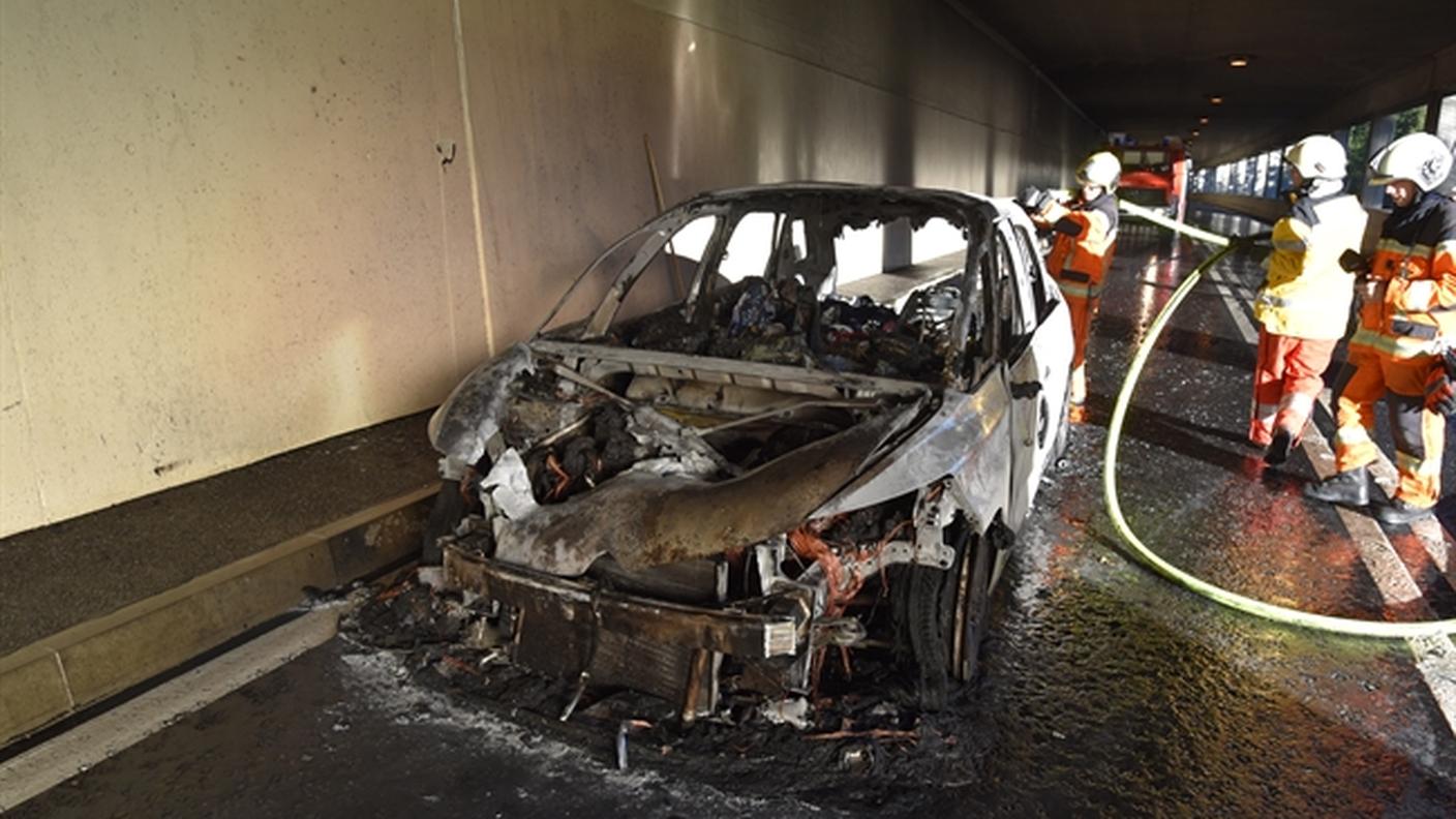 I due occupanti dell'auto che ha preso fuoco sono rimasti illesi