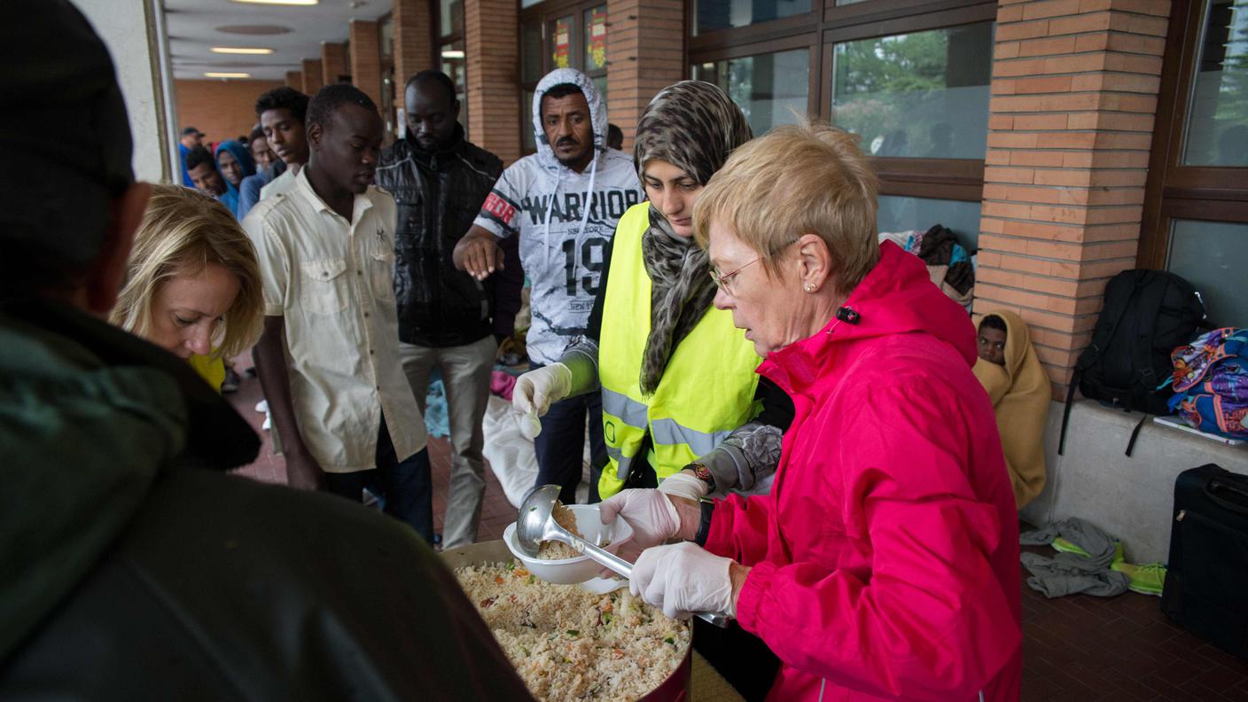 La distribuzione di pasti ai migranti alla stazione di Como