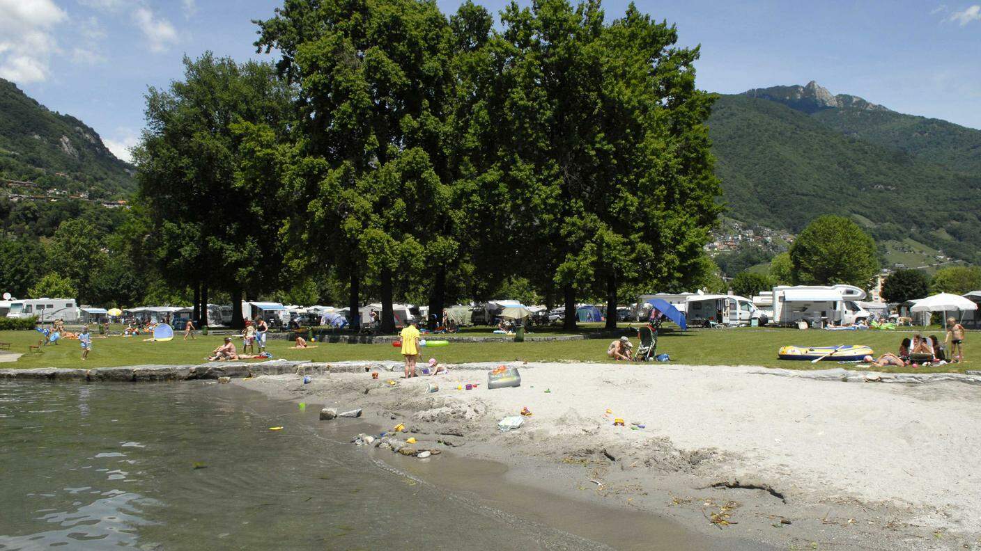 Turisti al camping "Tamaro" di Tenero, in riva al Lago Maggiore