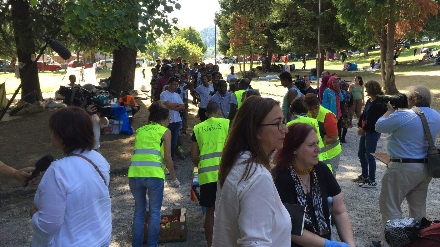 Alcuni volontari dell'associazione ticinese Firdaus impegnati ad aiutare i migranti a Como