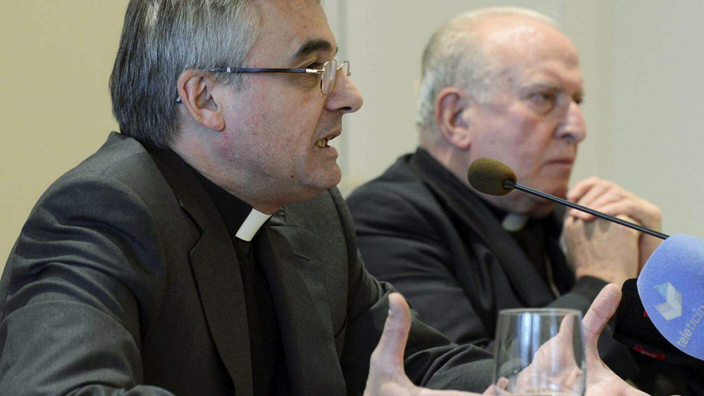 Il vescovo di Lugano Lazzeri, a sinistra, con il predecessore Grampa