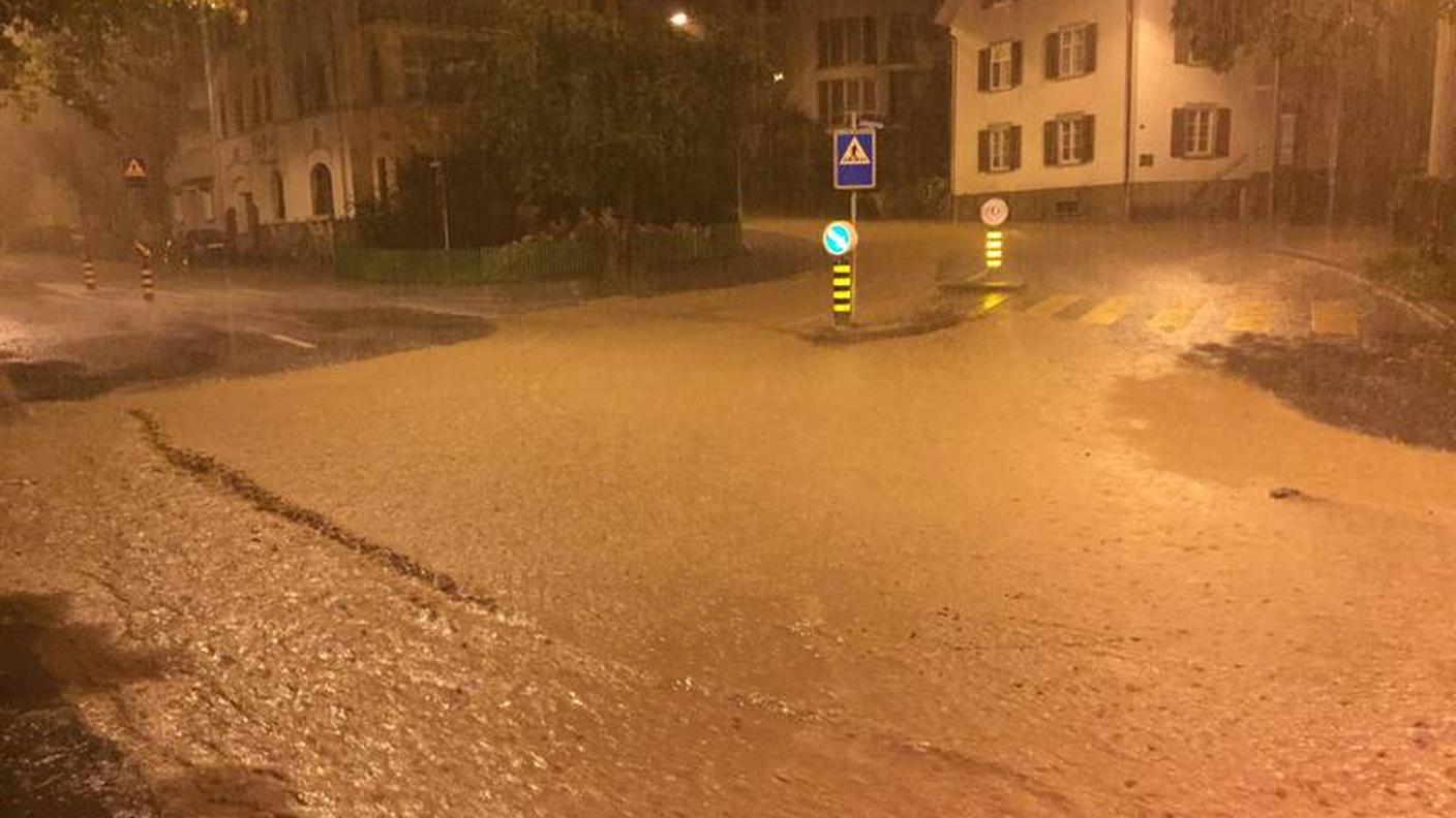 Le strade sono diventate fiumi in pochi minuti
