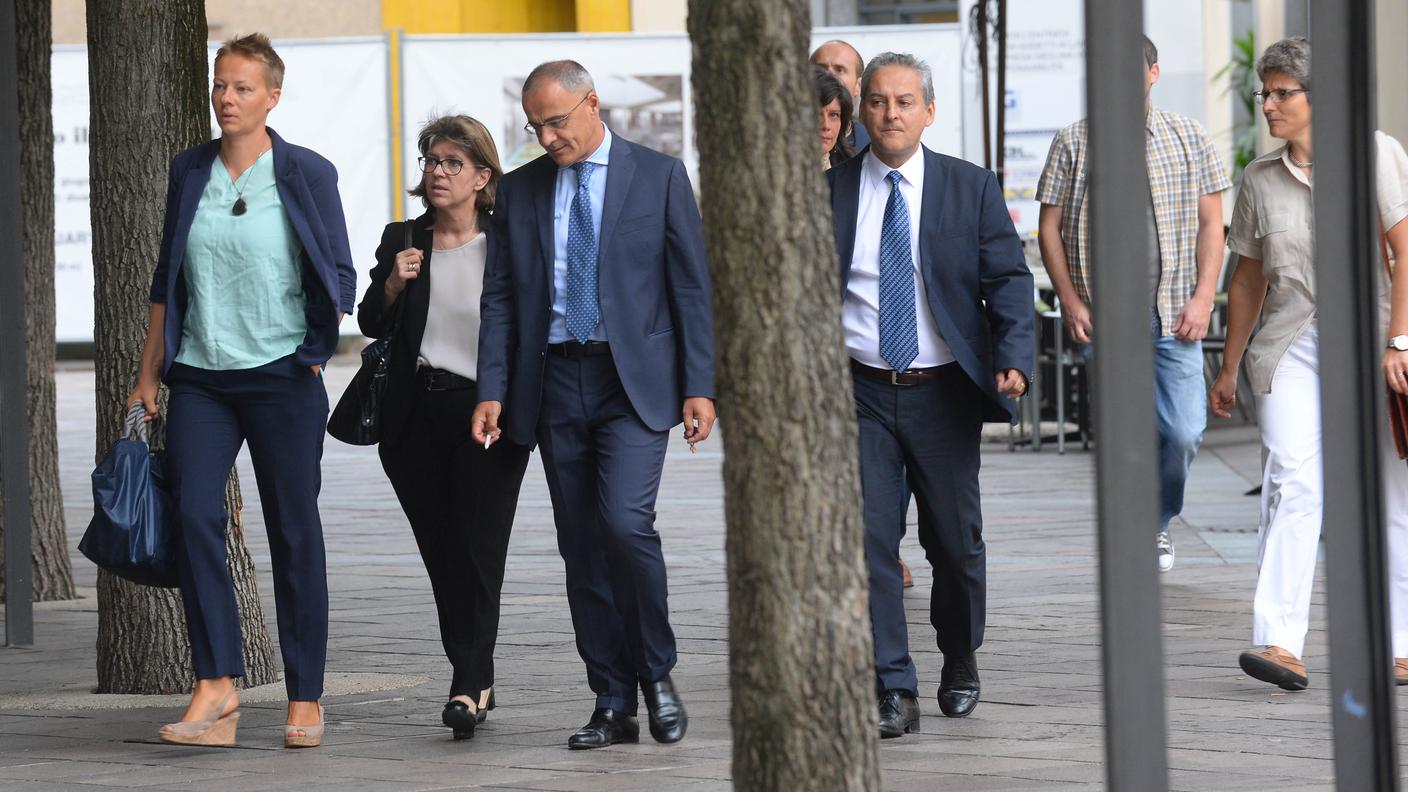 La Corte con le parti e un medico mentre si recano a casa dell'imputata, non presentatasi per questioni di salute al processo
