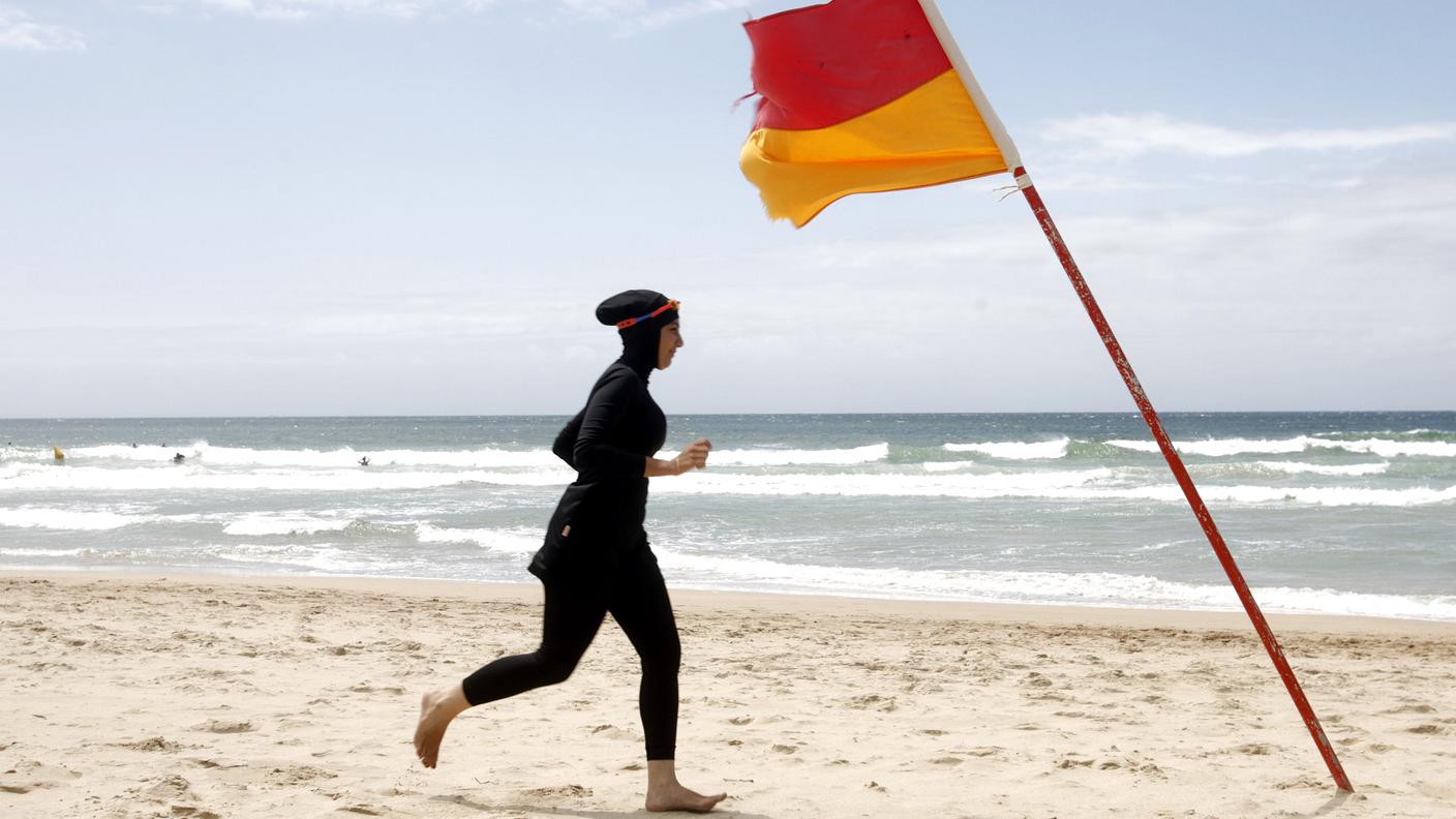 Il burkini è considerato quasi sempre un costume da bagno qualunque