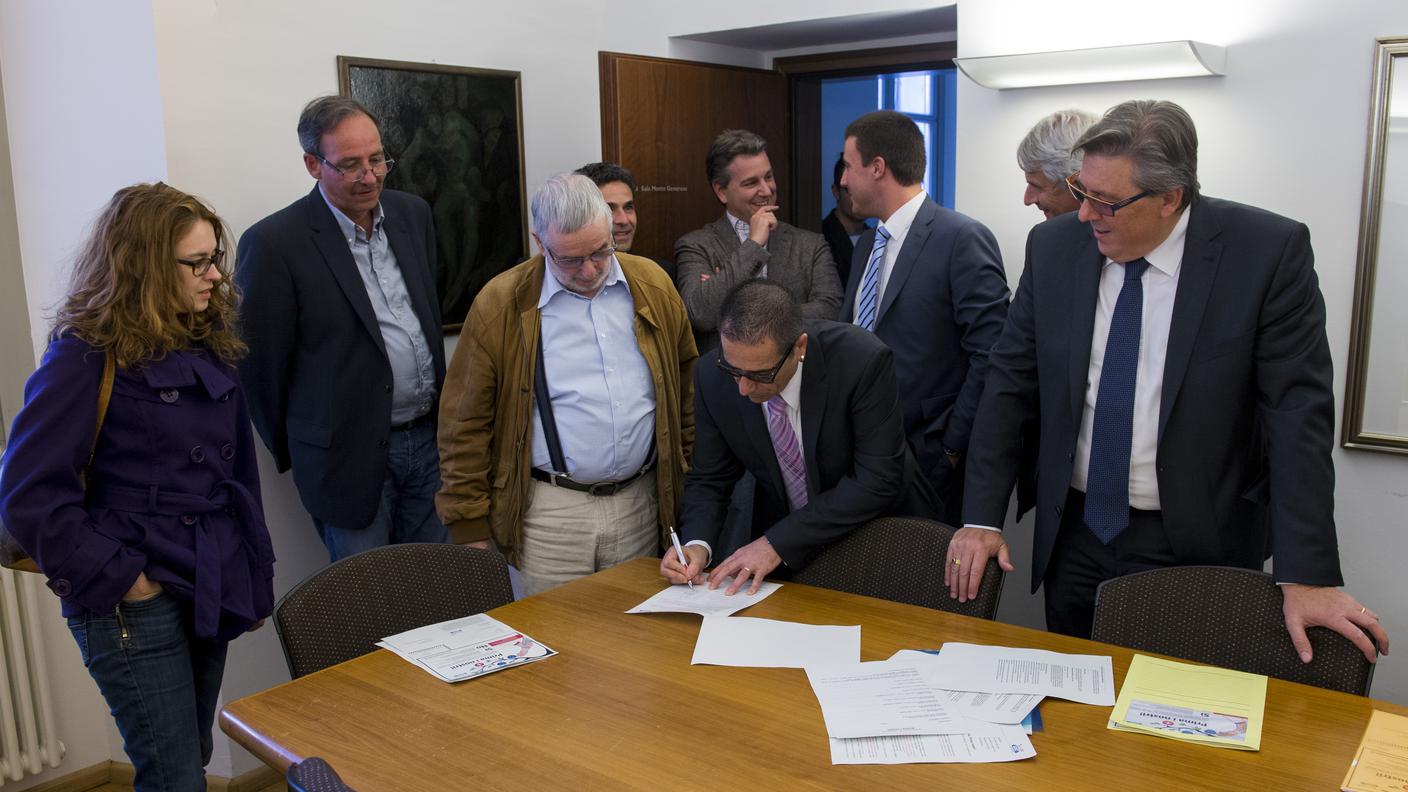 La consegna formale dell'iniziativa a Bellinzona, nell'aprile del 2014 
