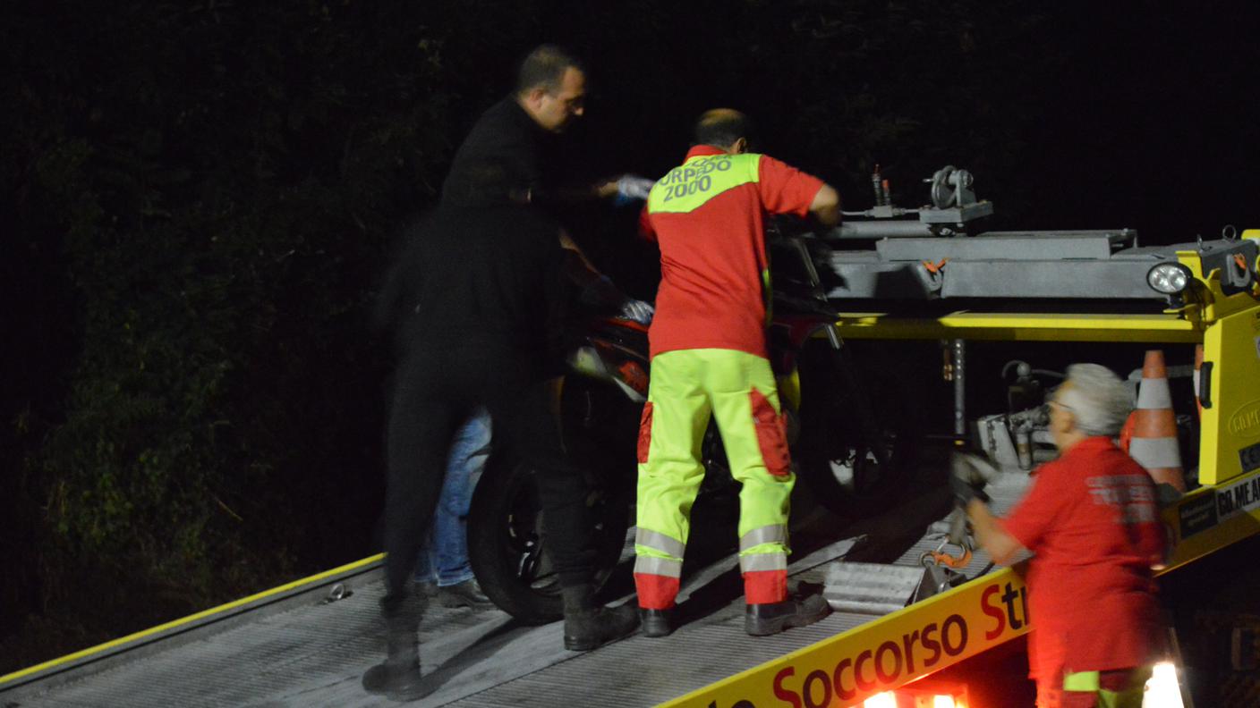 I resti della moto vengono allontanati dal luogo dello schianto