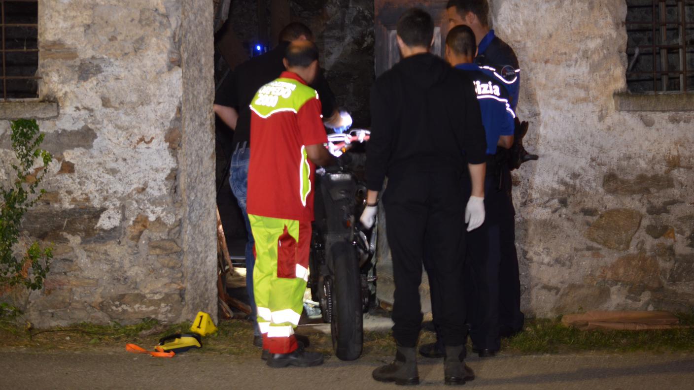 La moto è andata a finire contro il portone dell'edificio sfondandola