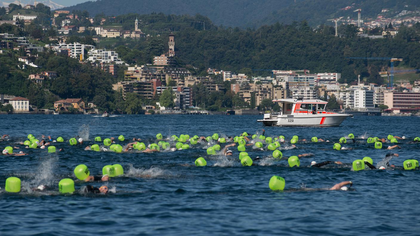 Lo specchio d'acqua punteggiato dalle boe gialle