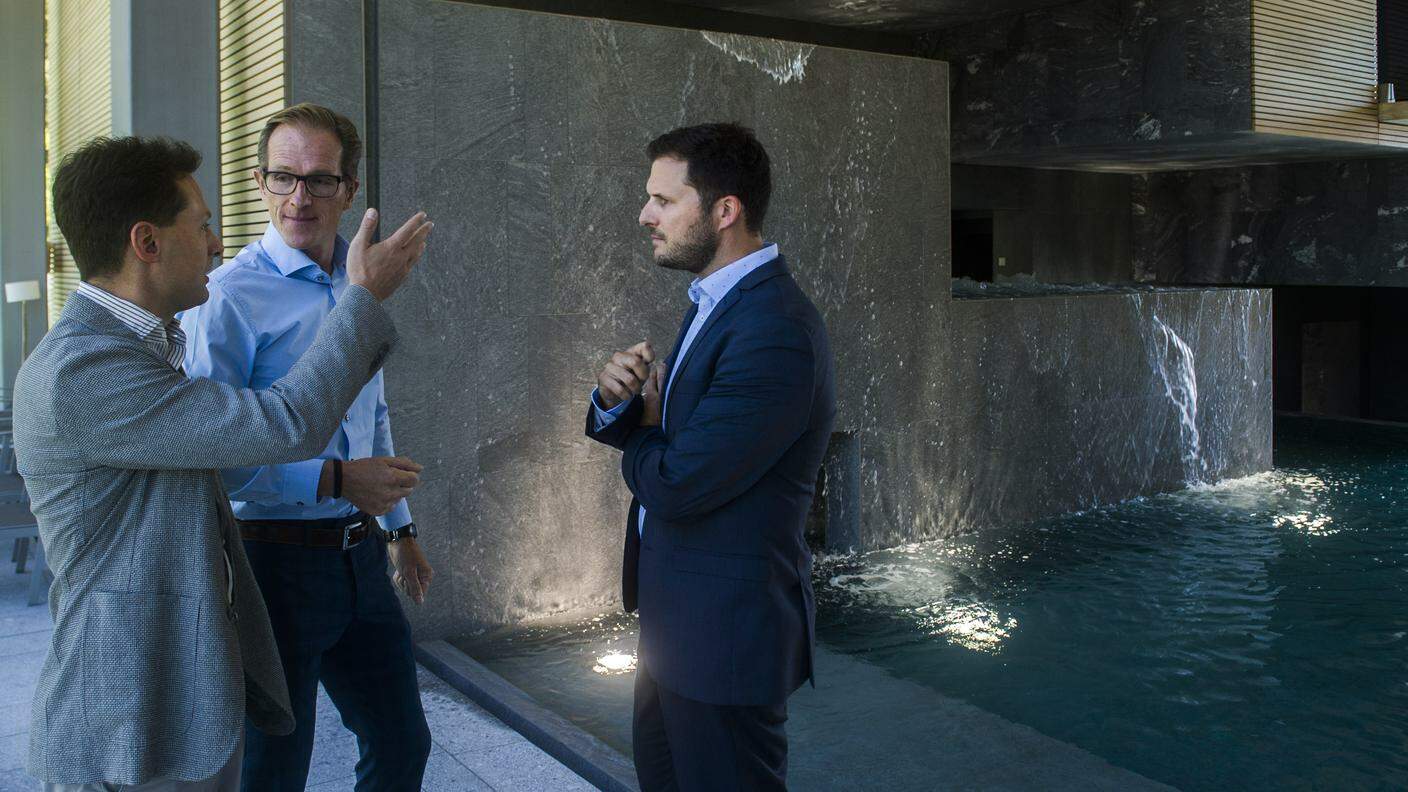 Christian Klein CEO Aqua-SPA-Resorts AG al centro, spiega i lavori di ripristino effettuati all' interno delle vasche a Elia Frapolli Direttore Ticino Turismo (a sinistra) e a Mattia Storni Ente Turistico Lago Maggiore e Valli (a destra)