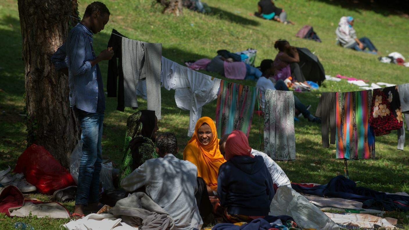 I migranti accampati nel parco vicino alla stazione