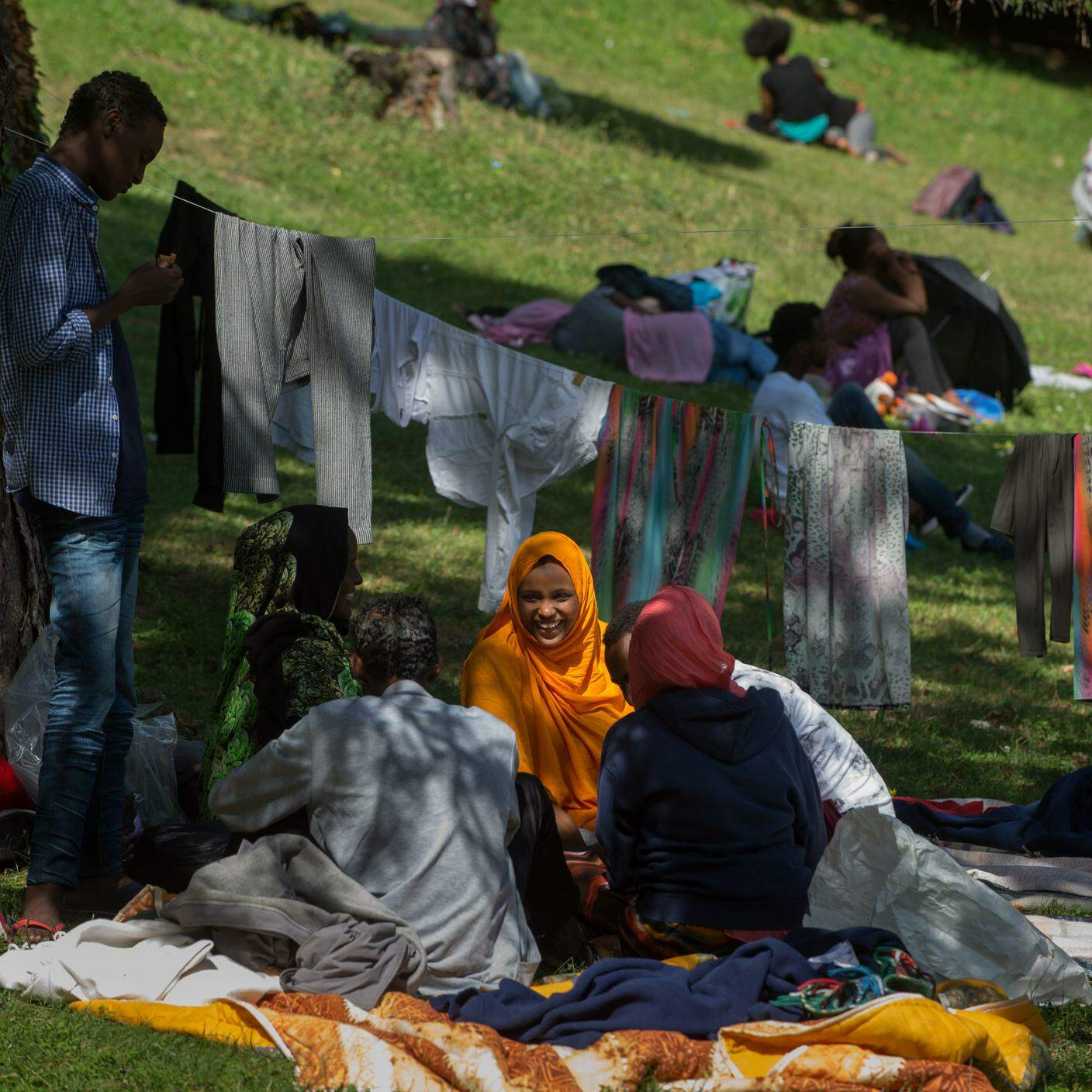 I migranti accampati nel parco vicino alla stazione