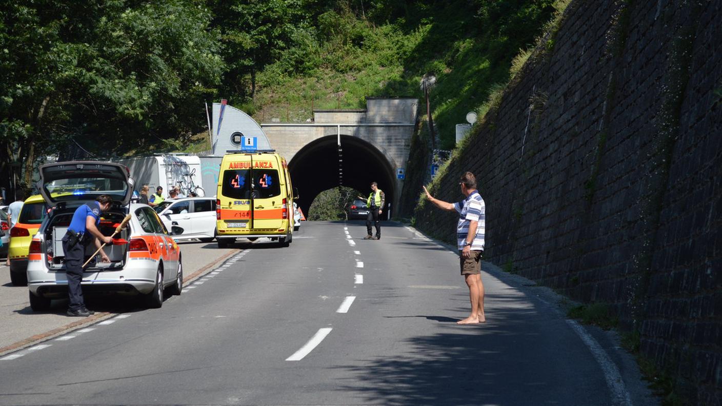 Polizia e soccorritori sul posto, dopo l'incidente