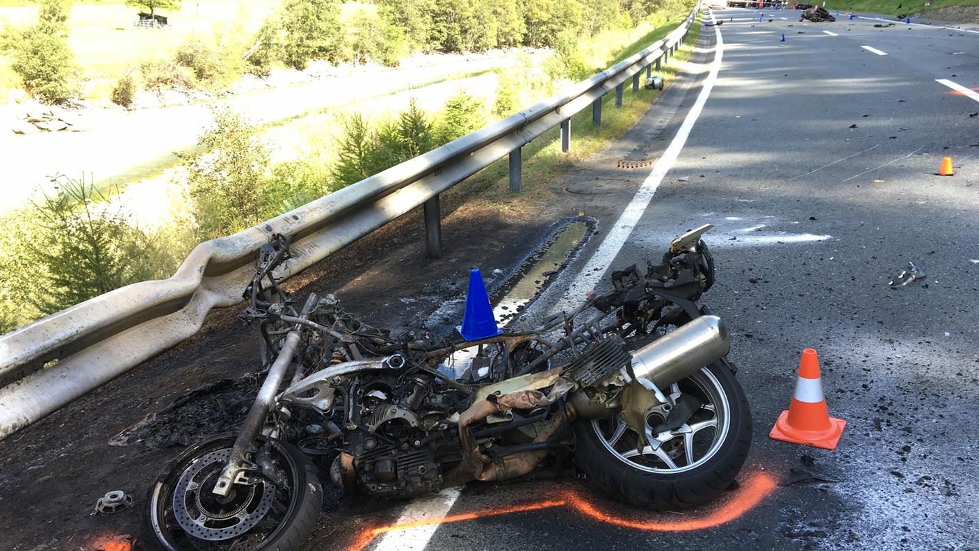 Una motocicletta è finita in fiamme