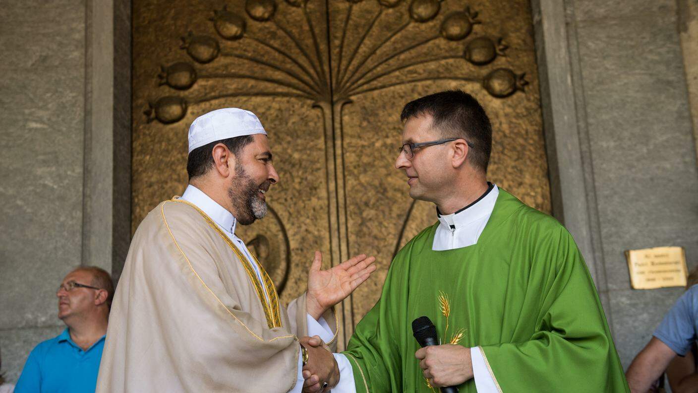 Don Damian Spataru, parroco di Viganello, ha accolto il religioso islamico sul sagrato della chiesa