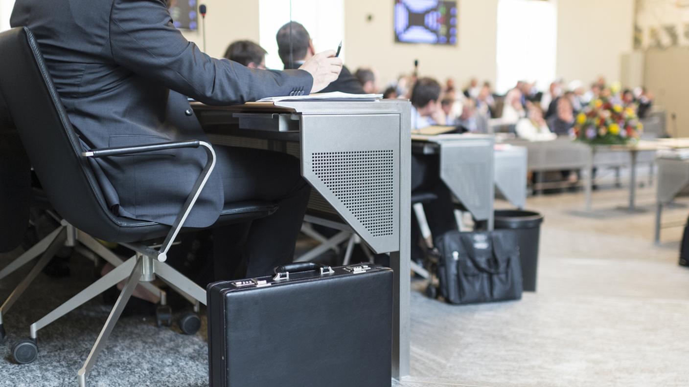 Divieto di fumo, stipendi statali e costi dell'asilo sul piatto dei deputati