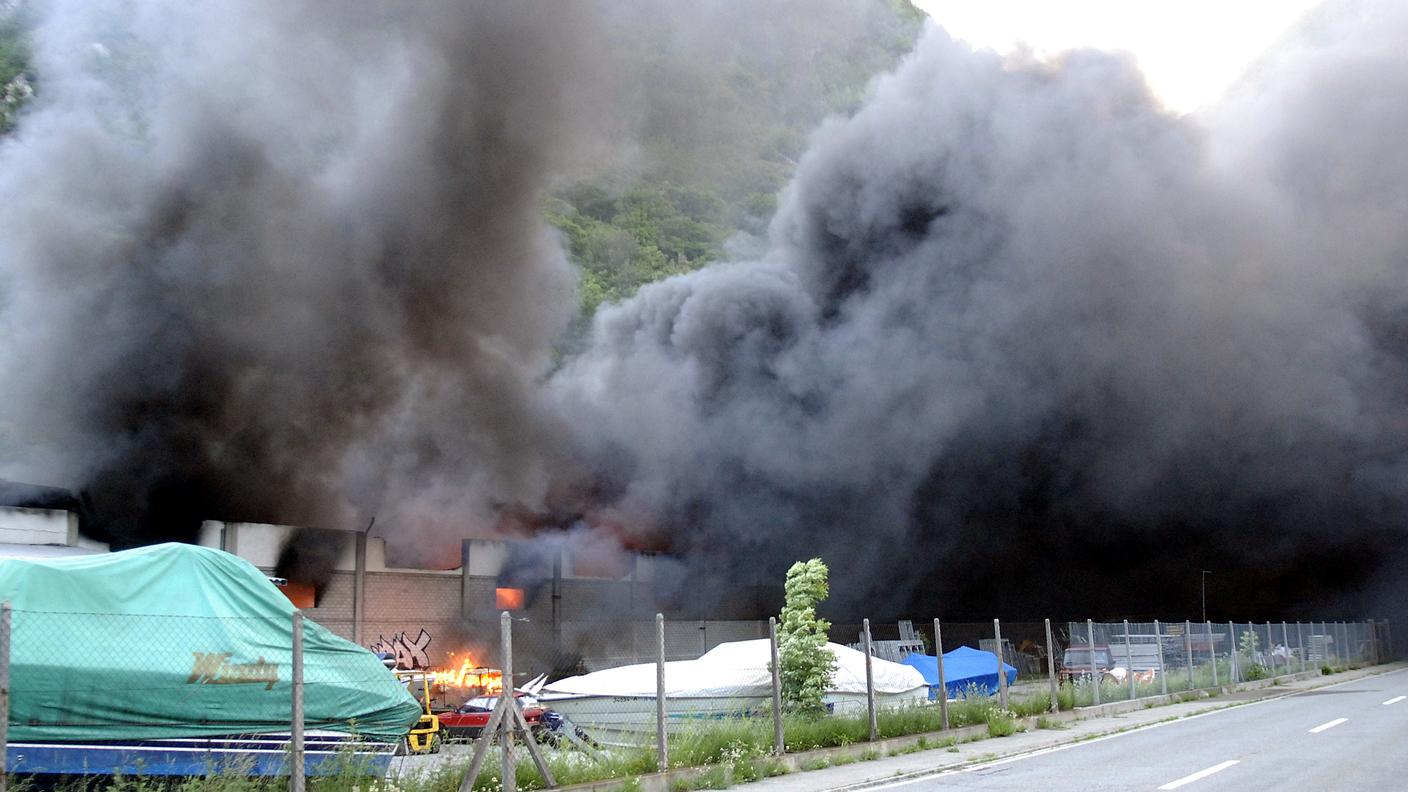 I capannoni in fiamme il 20 maggio del 2006