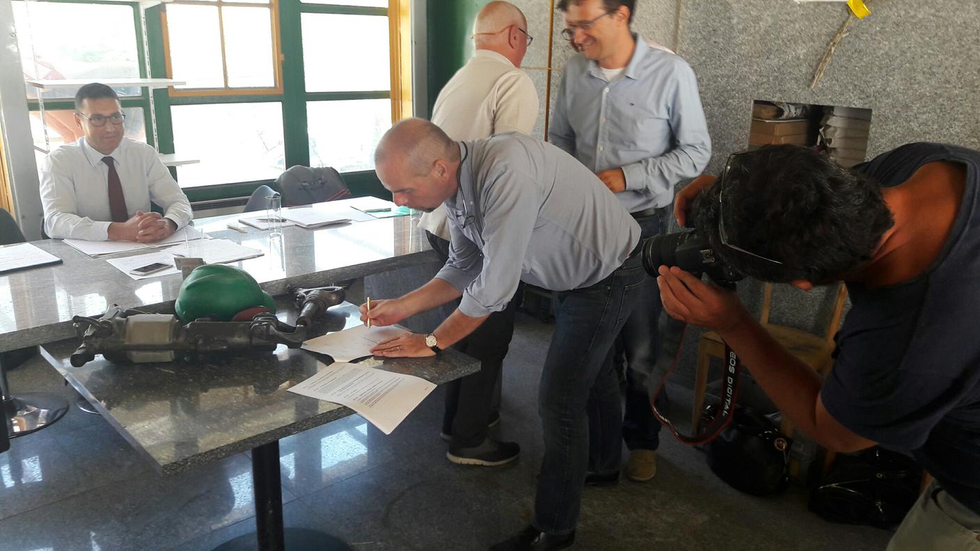 Il momento della firma del nuovo accordo