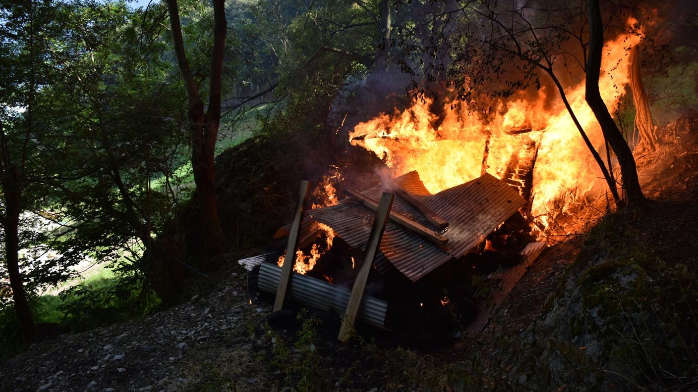 Il rifugio in fiamme nel bosco a Mastrils