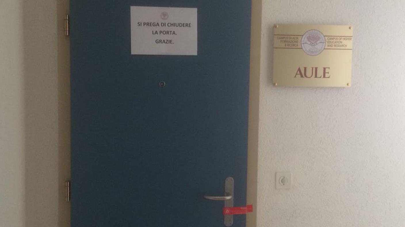 Porte della scuola universitaria privata chiuse...