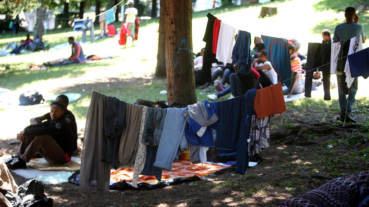 Molti stazionano vicino alla stazione per poi tentare di entrare in Svizzera