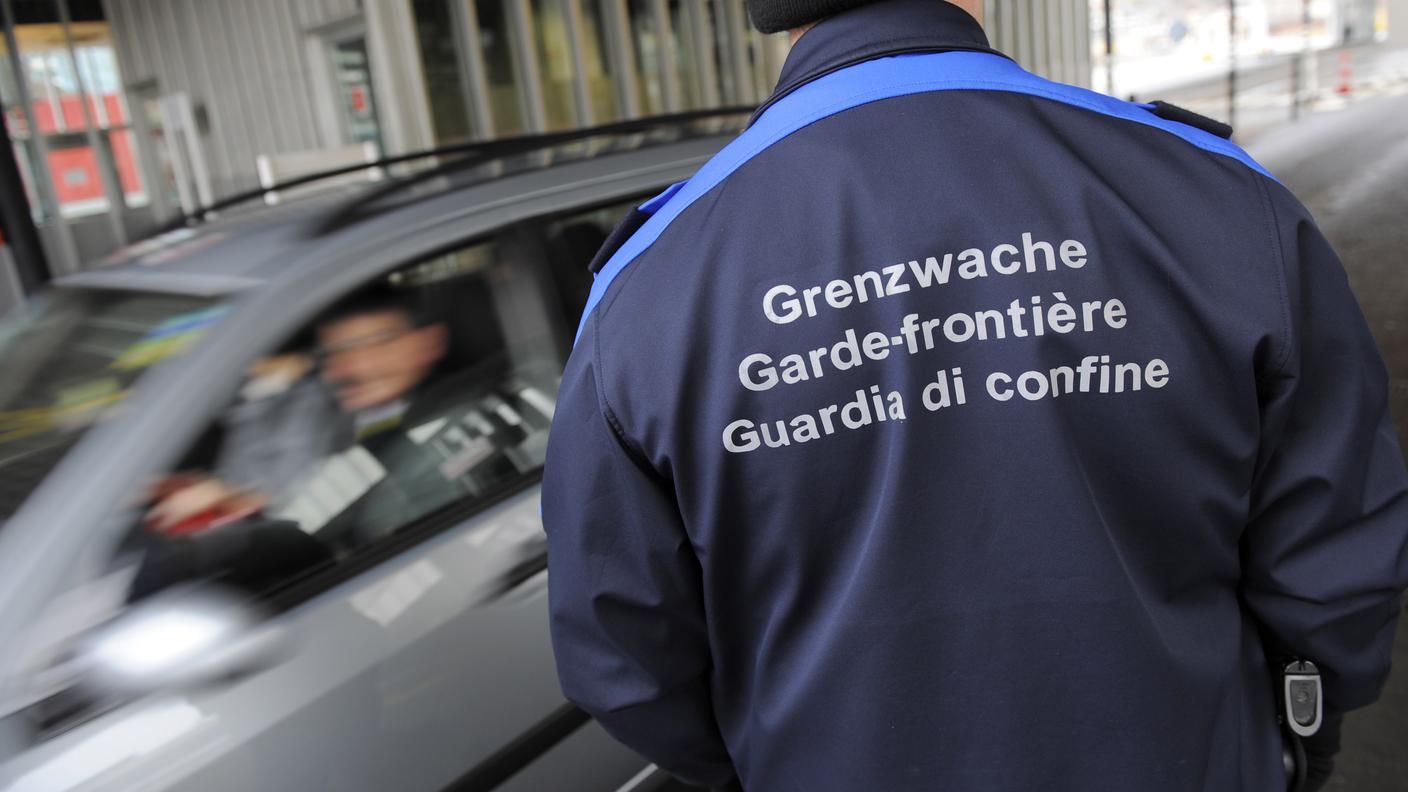 L'uomo con 25 chili di canapa in auto non è sfuggito alle Guardie di confine