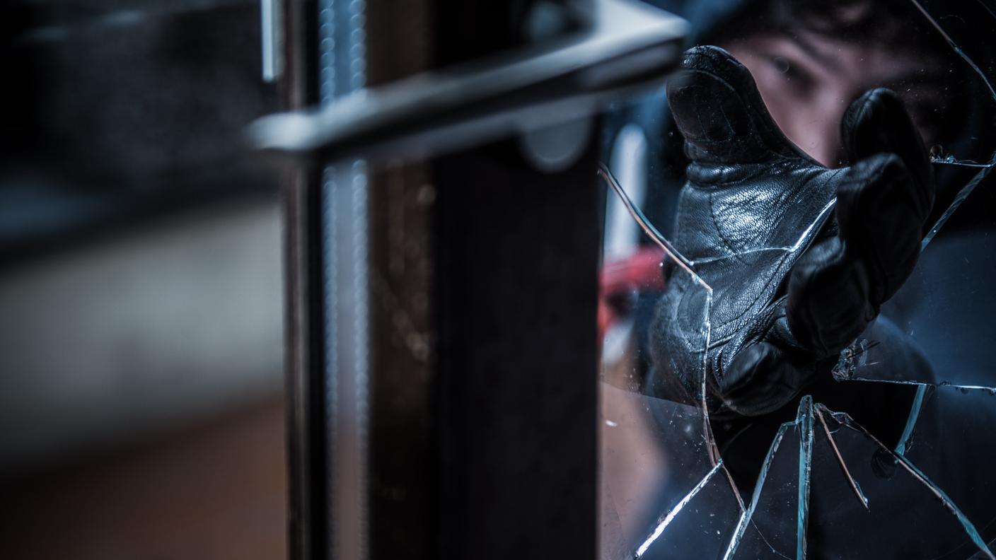 Rubati prodotti alimentari, sigarette, biglietti della lotteria, apparecchi elettronici e denaro 