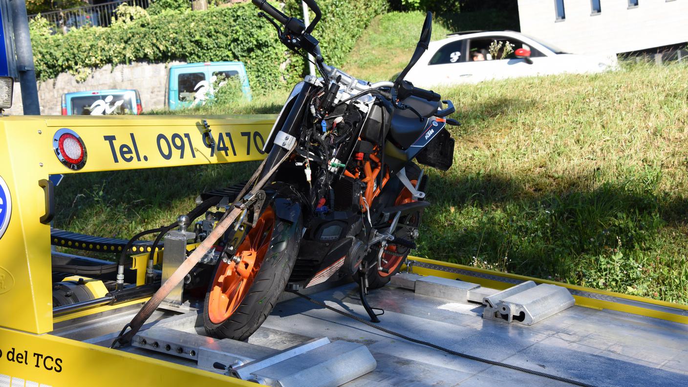 Lievi ferite per la motociclista