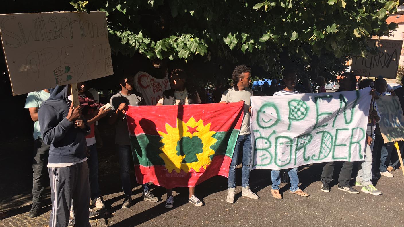 Manifestazione pro-migranti a Ponte Chiasso