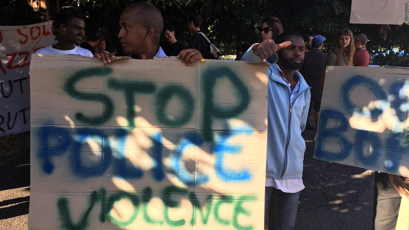 Manifestazione pro-migranti a Ponte Chiasso