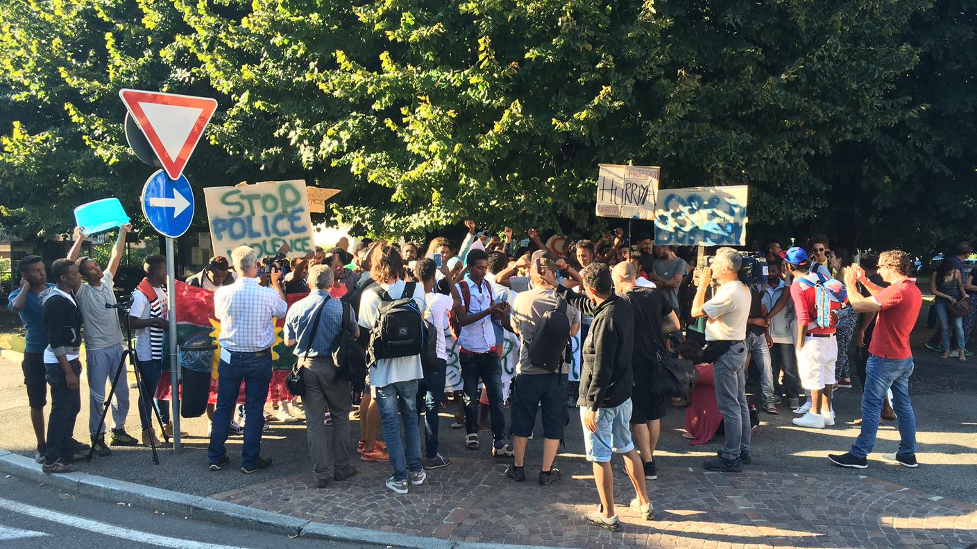 Manifestazione pro-migranti a Ponte Chiasso