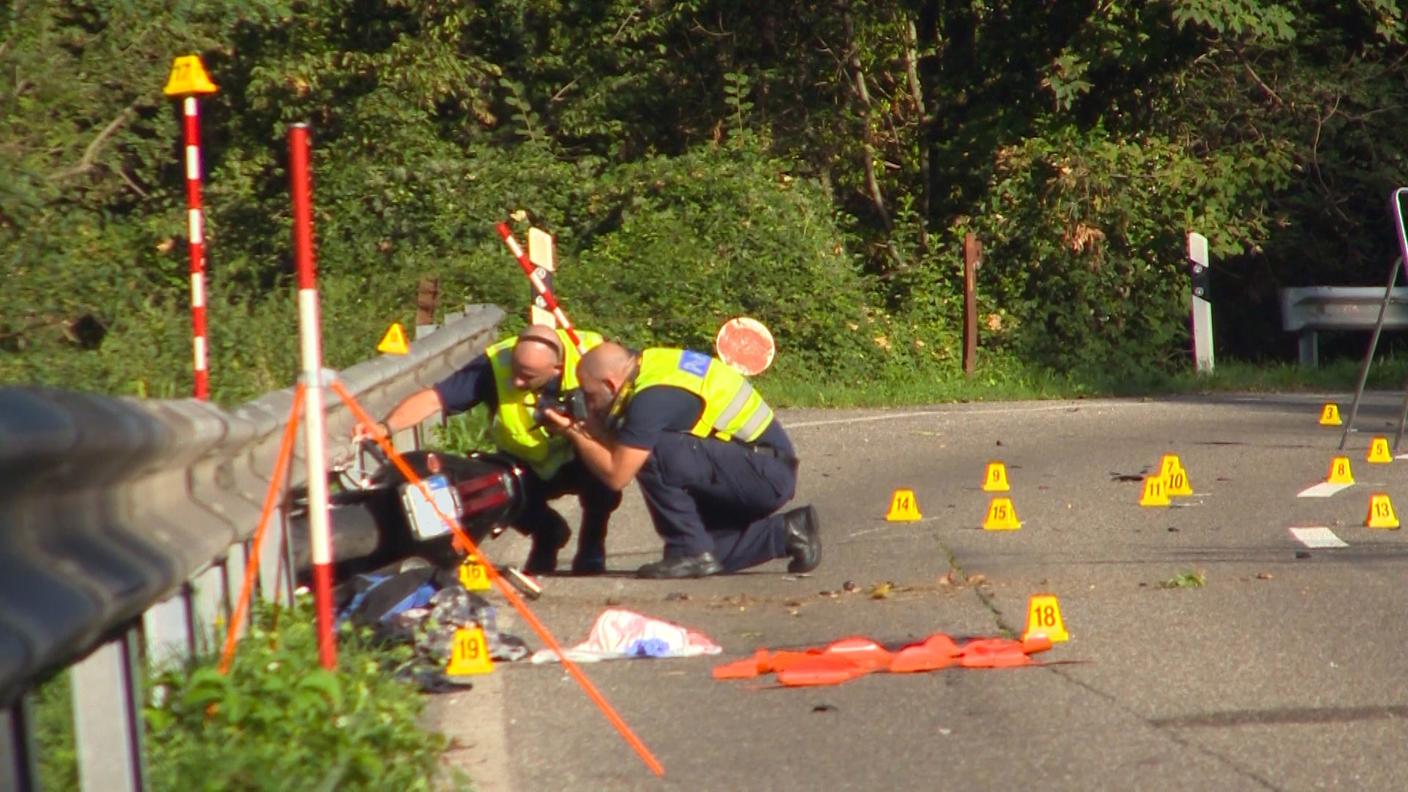 La moto coinvolta nell'incidente esaminata dagli specialisti della polizia