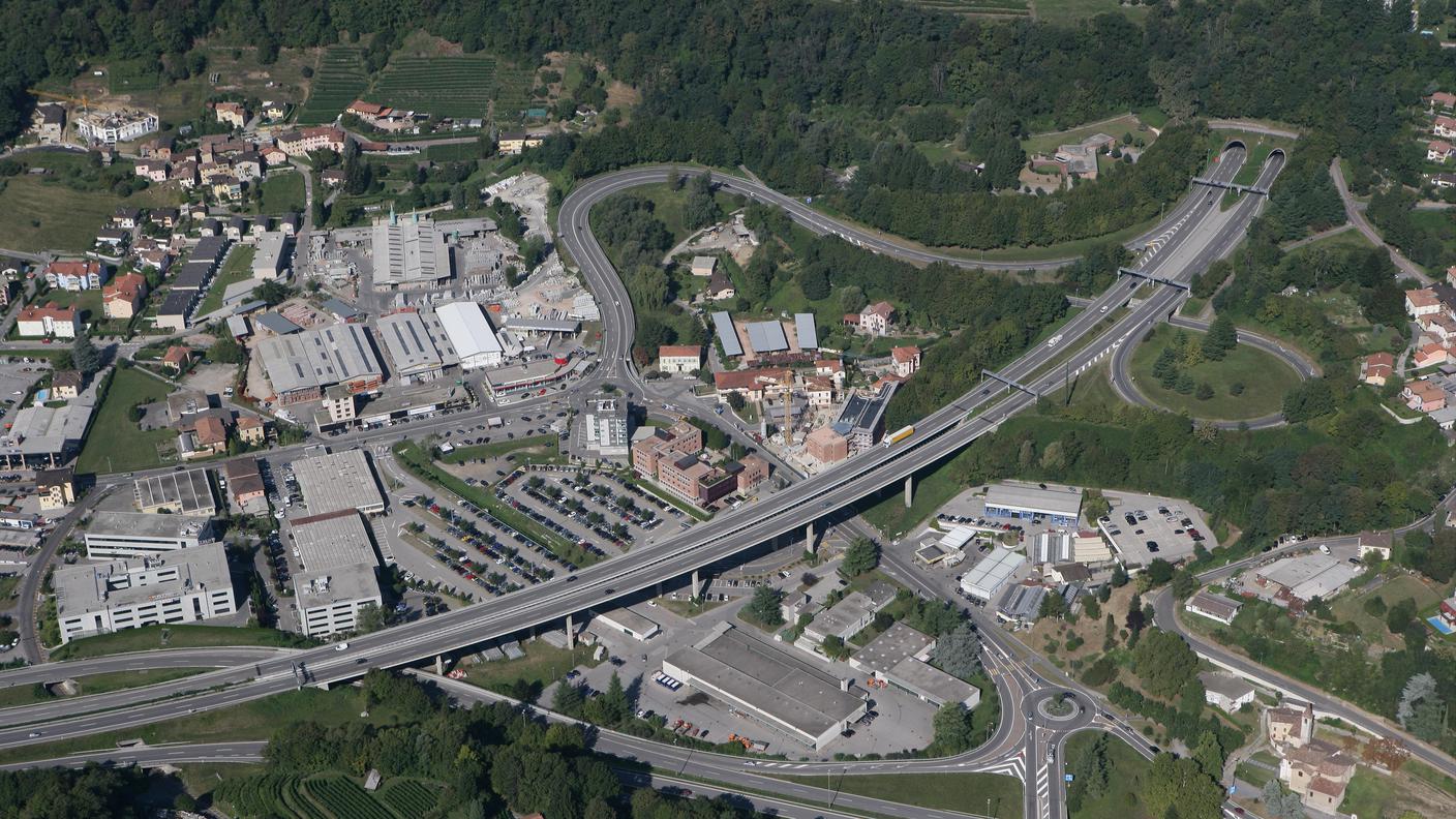 Cantiere operativo, di notte, nella canna nord-sud. Lo svincolo di Lugano sud sarà sempre agibile