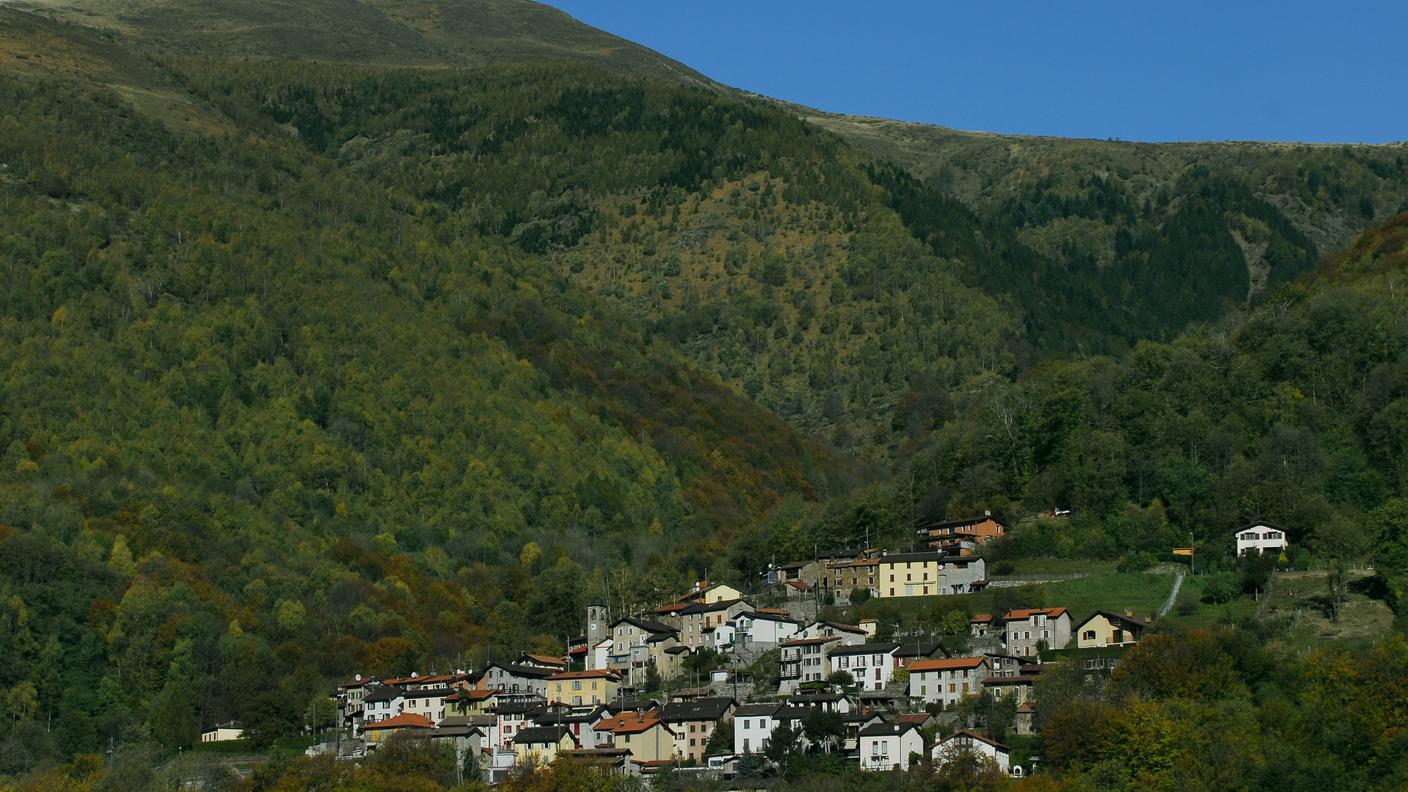Valcolla, una panoramica sul nucleo del paese di Scareglia