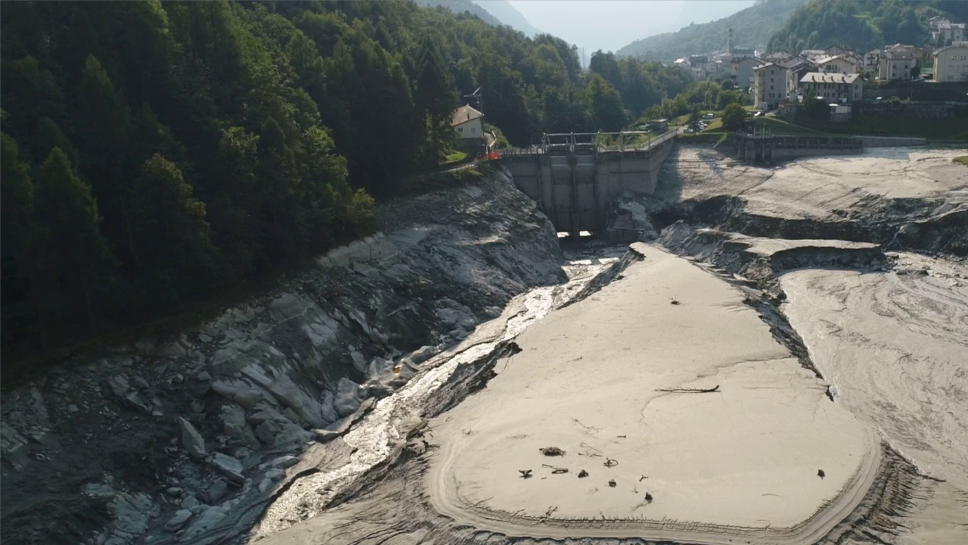 Frana in Val Bregaglia, emergenza anche oltreconfine: le immagini riprese da un drone al di sopra della diga di Villa di Chiavenna