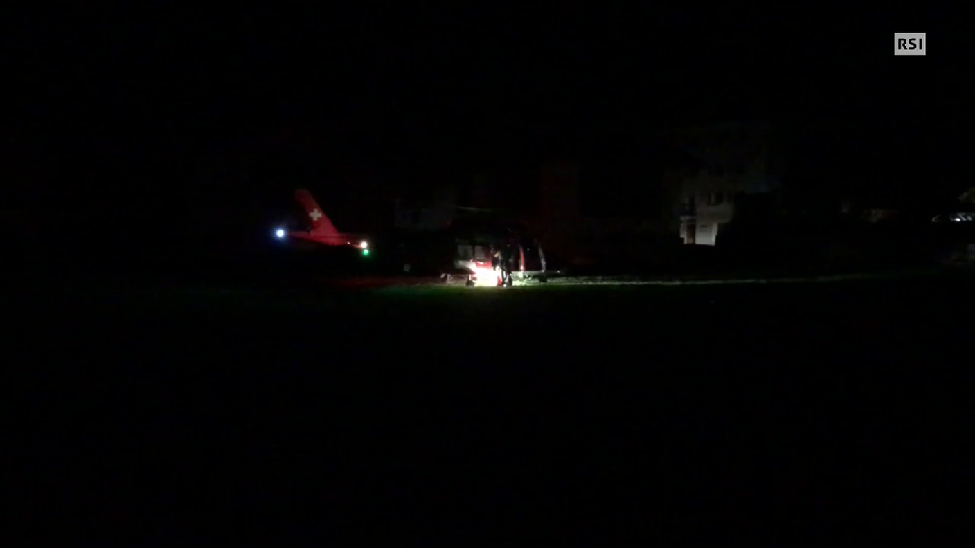 L'elicottero della REGA pronto ad evacuare le persone sul posto - di Mattia Capezzoli/RSI