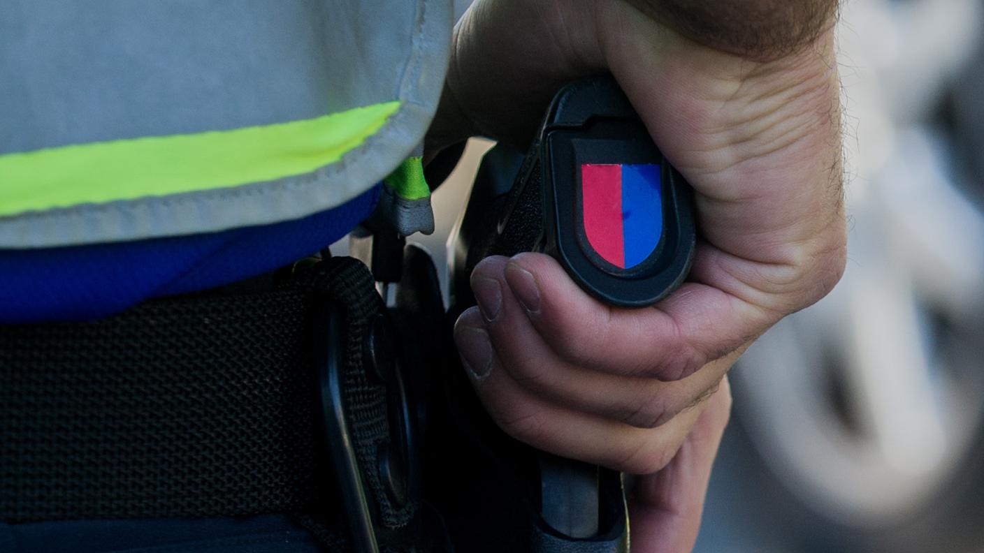 L'uomo ha poi rivenduto le armi ai colleghi allo stesso prezzo
