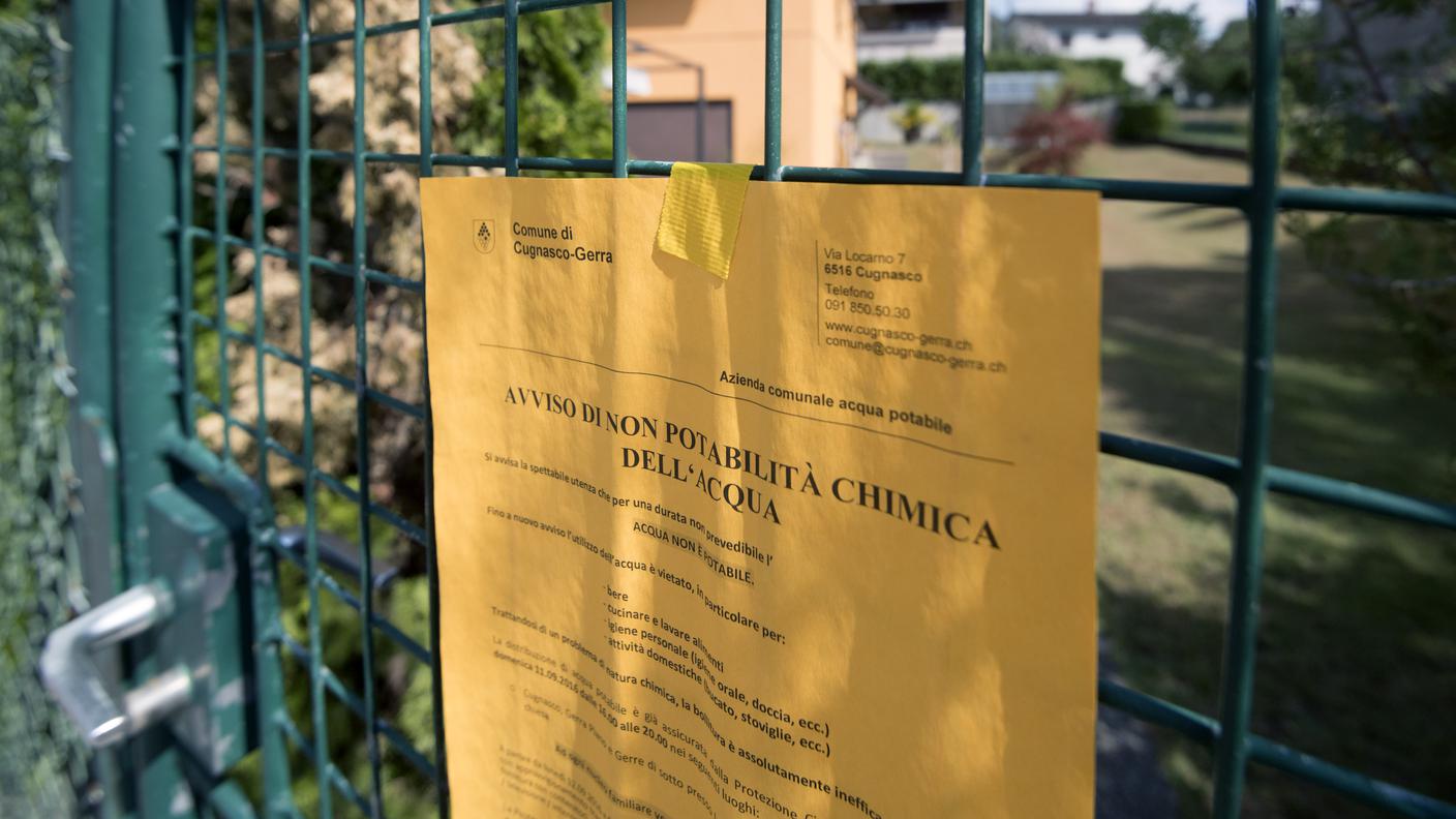 L'avviso di acqua non potabile su tutte le porte delle case di Gerra-Piano